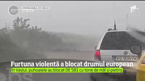 Nu scăpăm de ploile torenţiale! În Vaslui, un drum european a fost blocat de tone de noroi şi pietriş adus de puhoaie