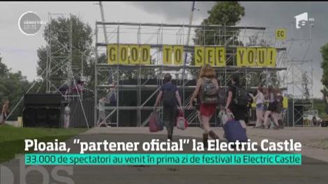 Apel inedit al poliţiei pentru tinerii care iau parte la Electric Castle, supranumit şi festivalul ploii! "Dacă răciţi, aveţi grijă ce pastile luaţi!"