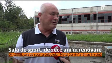 Sala de sport a Colegiului "Matei Corvin" din Deva, de zece ani în renovare