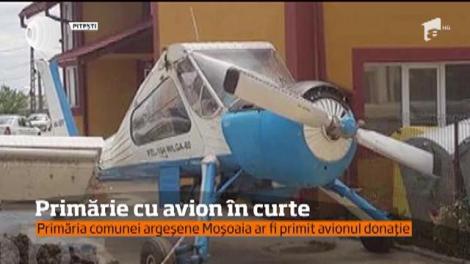 Apariţia unui avion de agrement parcat în curtea primăriei, stârneşte controverse printre locuitorii unei comune din Argeş