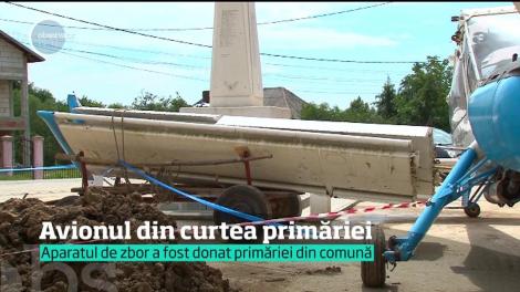 Un avion cu aripile într-o căruţă, în curtea primăriei, este imaginea care ia ochii oricui trece prin Moşoaia, Argeş