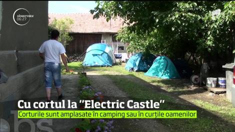Pentru mulţi români este foarte important confortul oferit de cazarea clasică, dar pentru cei care vin la Electric Castle muzica, atmosfera şi dormitul în cort sunt mai impotante