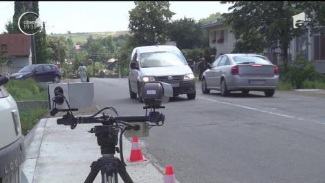 Situaţie cât se poate de românească pe o şosea din Suceava. Autorităţile au montat o cameră pentru verificarea rovinietei, pe un drum plin de gropi, spre disperarea şoferilor