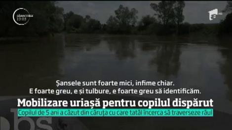 Sunt căutări disperate într-un râu din Făgăraş! Un copil de cinci ani a dispărut sub ape