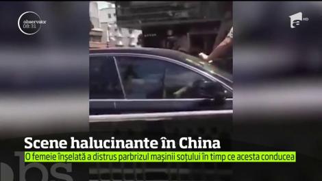 Scene halucinante în China! O femeie înșelată a distrus parbrizul mașinii soțului în timp ce acesta conducea