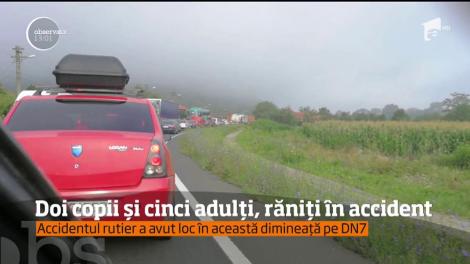 Doi copii și cinci adulți, răniți într-un accident rutier pe DN7