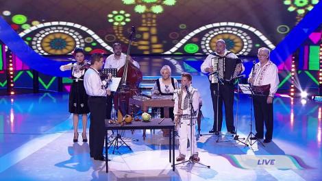 Alexandru Cioiu cântă la instrumente de suflat reale și improvizate, pe scena "Next Star"