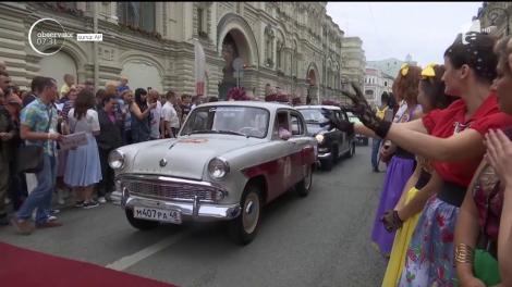 Moscova s-a întors în timp. Maşinile de epocă au defilat prin capitala Rusiei