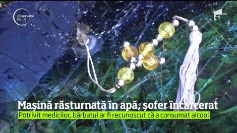 Accident spectaculos în Bistriţa-Năsăud! Un şofer a plonjat cu maşina într-un pârâu de pe marginea şoselei