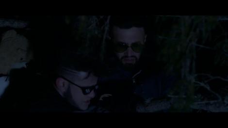 Chiar dacă sunt în pericol, Roby nu încetează niciun moment cu glumele: "Malone, tu ai lăsat vreodată fierul de călcat în priză?"