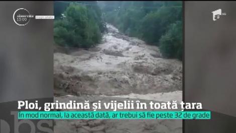 Alertă în România! Aproape toată ţara se află sub cod galben de ploi şi vijelii
