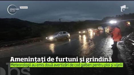 Cod galben de ploi şi furtuni! Apele au inundat gospodării şi drumuri, iar grindina a făcut ravagii
