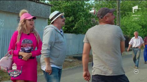 Parcare marca "Poftiti la Nea Marin"! Un constănțean și-a urcat mașina pe acoperișul casei