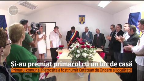 Și-au premiat primarul cu un loc de casă