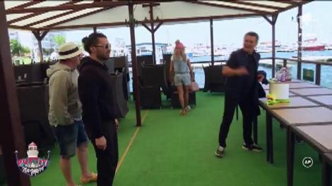 Pepe, Romică Țociu, Minodora și Sânziana Buruiană, la munca de jos! Au spălat scaune!