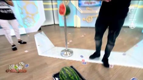 Magicianul Simion R. Ştefan, noi trucuri de magie, la Neatza. Iată cum poți tăia pepenele cu o carte de joc