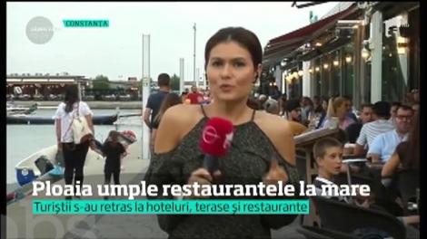 Ploaia umple restaurantele la mare