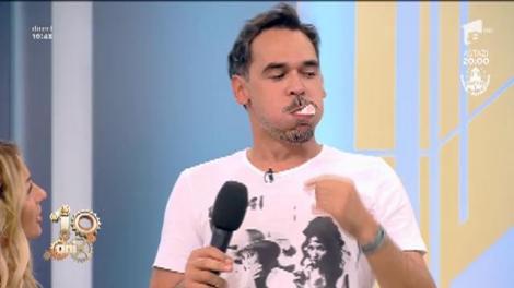 Râzi cu lacrimi! Fetele trebuie să spună „Iepuraș drăgălaș” cu gura plină de dulciuri