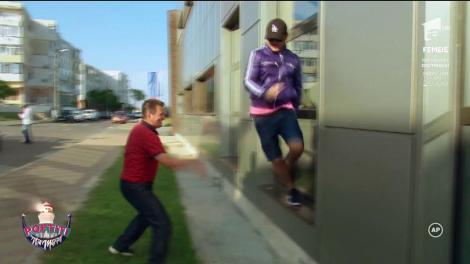 Liviu și Andrei își fac terasă din "cadouri"! Vârciu, prins de Nea Mărin în timp ce-i "împrumuta" butelia: "Furi, mă?"