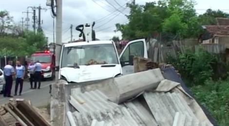 Accident neobişnuit în Arad! O maşină a companiei de distribuţie a energiei electrice s-a proptit într-o casă