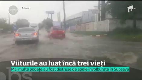 Inundaţiile care au lovit Moldova au luat trei vieţi. O femeie şi doi bărbaţi au fost luaţi de apele învolburate