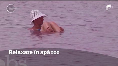 Relaxare în apa roz a Mării Moarte a Ucrainei