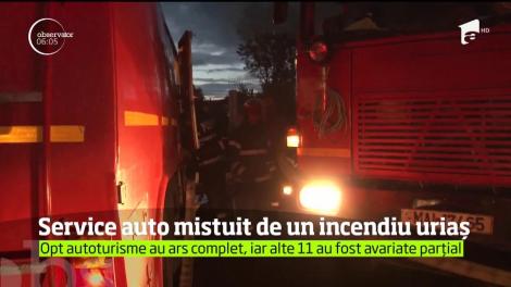 Un incendiu uriaş a mistuit un service auto de lângă Ploieşti