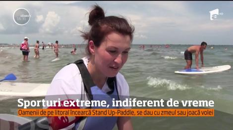 Sporturi extreme, indiferent de vreme! Oamenii de pe litoral încearcă Stand Up-Paddle, se dau cu zmeul sau joacă volei
