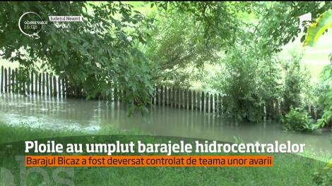 Vremea rea şi ploile putenice pun &icirc;n alertă autorităţile. Barajul Bicaz a fost deversat controlat, de teama unor avarii!