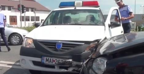 Un COPIL de patru ani a ajuns la spital după ce a fost lovit de maşina poliţiei. Tatăl băiatului riscă o AMENDĂ usturătoare!