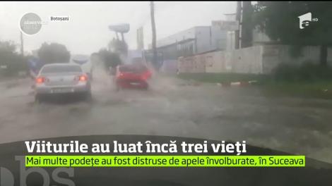 Inundaţiile care au lovit Moldova au lăsat în urmă un bilanţ catastrofal: trei oameni morţi, zeci de gospodării inundate şi sute de oameni captivi în locuinţele izolate