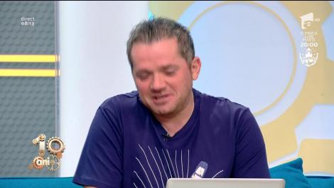 Smiley News! Un papagal foarte curios care găseste o pisică