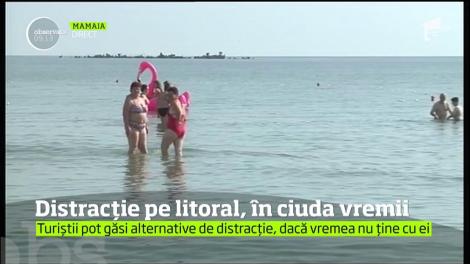 Distracție pe litoral, în ciuda vremii