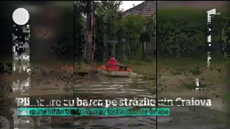 O ploaie de jumătate de oră a transformat o stradă din Craiova într-un lac. S-a circulat cu barca