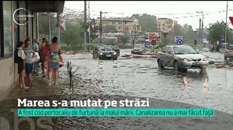 În Constanţa, marea pare că s-a mutat pe străzi şi troture
