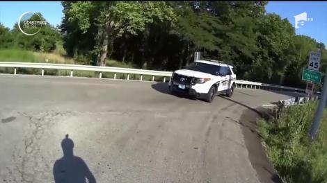 Un poliţist din statul american Missouri a fost suspendat după ce a lovit, cu maşina, un biciclist oprit la intersecţie