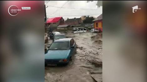 Iulie se încheie cu potop. Zeci de turiști, izolați de viitură la munte