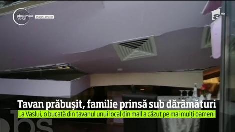 Tavan prăbușit, familie prinsă sub dărâmături, la Vaslui