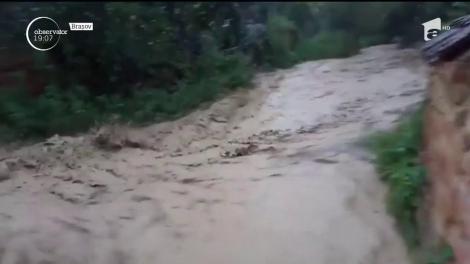 Inundaţiile au răpit o viaţă în Vâlcea! O fetiţă de 11 ani a fost smulsă de apele învolburate din braţele unchiului ei