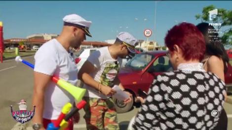 Liviu Vârciu și Andrei Ștefănescu au ieșit la agățat...clienți pentru terasă! „Muzică, karaoke, masaj EXOTIC”