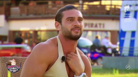 Distracție și voie bună, la Nea Marin. Toată lumea cântă și dansează pe mese