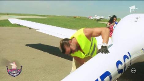 Nea Marin își promovează restaurantul cu avionul