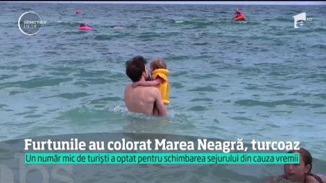 Furtunile au colorat Marea Neagră, turcoaz