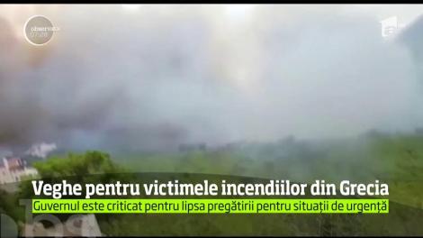 Imagini impresionante la Atena, unde sute de oameni au omagiat, în faţa parlamentului, memoria celor ucişi sau dispăruţi în marele incendiu