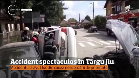 Accident spectaculos în Târgu Jiu! Trei maşini au fost implicate, dintre care una a ajuns răsturnată într-o parte între alte două autoturisme