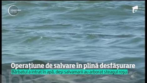 Este steag roşu pe litoralul românesc, dar turiştii ignoră orice fel de avertisment. Mare atenţie, spun salvamarii!