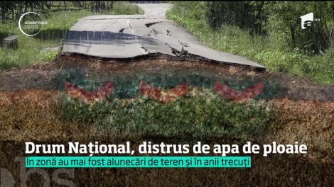 Imaginile zilei vin din Argeş, unde un drum naţional s-a prăbuşit! Cratere adânci chiar şi de un metru au apărut în faţa şoferilor, care au evitat la limită o tragedie