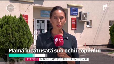 O mamă a fost încătuşată în faţa copilului ei, în plină stradă, după ce a oprit maşina neregulamentar. Poliţiştii au urmărit-o prin oraş, apoi au imobilizat-o