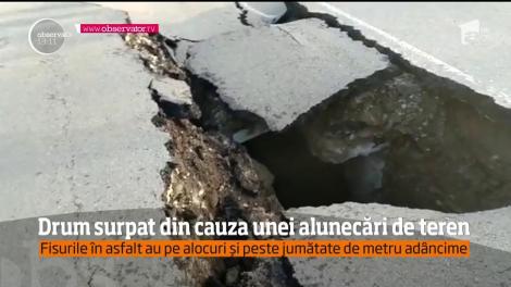 În Argeş, un drum naţional a fost complet distrus din cauza unei alunecări de teren