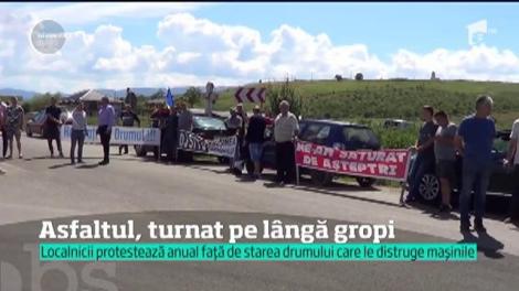 Asfaltarea drumului judeţean, care trece prin Parcul Naţional Cheile Nerei, pare mai mult o cârpeală